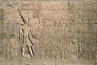 Antichità egizia: rilievo esterno con geroglifici. Tempio di Hathor, Denderah, Egitto