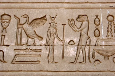 Antichità egizia: geroglifici sulla parete orientale del Tempio di Hathor, Denderah, Egitto - Civiltà egizia: geroglifici scolpiti sulla parete del Tempio di Hathor (o Tempio di Tentyra) a Denderah, costruito sotto il regno di Pepi I (ca. 2250 a.C.)
