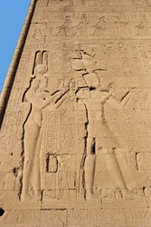 Antichità egizia: rilievo dalla parete posteriore del tempio dedicato alla dea Hathor, raffigurante Cleopatra e Cesarione. Dendera, Egitto