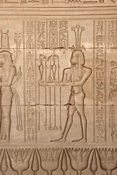 Antichità egizia: rappresentazione di un uomo che porta offerte in omaggio alla dea, Tempio di Hathor, Denderah, Egitto