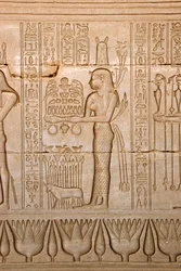 Antichità egizia: rappresentazione di una donna che porta offerte alla dea Hathor, Tempio di Hathor, Denderah, Egitto