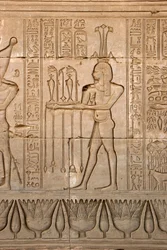 Antichità egizia: rappresentazione del dio del Nilo, Hapy, e geroglifici, Tempio di Hathor, Denderah, Egitto