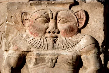 Antichità egiziane: la divinità Bes. Dettaglio di un bassorilievo del tempio dedicato alla dea Hathor. Tempio di Hathor, Dendera
