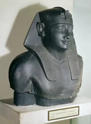Frammento di una statua in stile egizio di Tolomeo I, 305-283 a.C. (basalto)