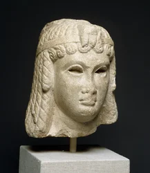 Testa di una regina con una pesante parrucca, possibilmente Cleopatra VII (69-30 a.C.)