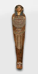 Mummia di Nesmin con corona di piante, maschera della mummia e altri elementi di cartonnage