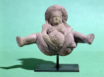 Statuetta di una donna che partorisce, data alle donne incinte per un parto di successo, da Alessandria (terracotta)
