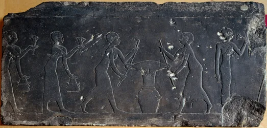 Antichità egizia: piastra di calcare decorata con bassorilievo che rappresenta la spremitura dei fiori di loto, VIII-VII secolo a.C. (rilievo)