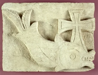 Rilievo di un delfino che trasporta una croce (calcare)