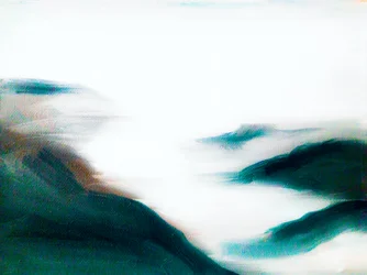 La serenità delle montagne nebbiose