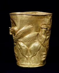 Bicchiere decorato con tori alati che fiancheggiano un albero, da Marlik, Iran, c.12°-11° secolo a.C. (oro)