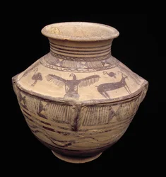 Vaso che raffigura un uccello rapace ad ali aperte e altri animali, ceramica Fasa, c.2000 a.C.