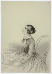 Giovane donna ispirata mentre legge