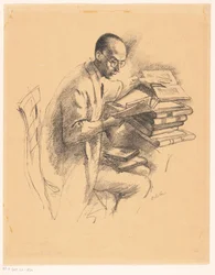 Uomo dietro una scrivania piena di libri