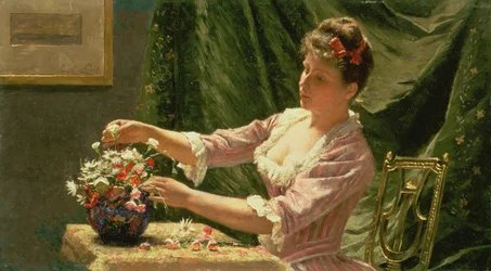 Giovane donna che sistema i fiori