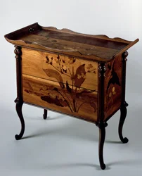 Comò in stile Art Nouveau con intarsi policromi e piano vassoio