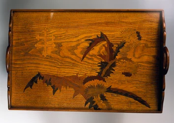 Vassoio di legno intarsiato con decorazione di cardi, realizzato da Émile Gallé (1846-1904), 40 x 42 cm, Francia, XX secolo