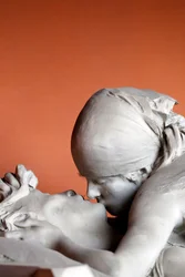 Cimitero Monumentale. Il Bacio su una lapide. Milano. Italia.