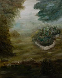 Sentiero nella foresta nebbiosa
