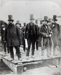 (Da sinistra a destra) John Scott Russell, Henry Wakefield, Isambard Kingdom Brunel e Lord Derby al varo della SS Great Eastern