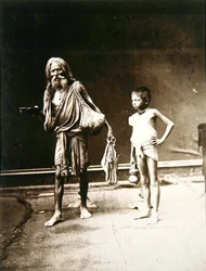 Un Fakiro e il suo assistente, India, c.1880