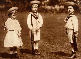 Un giovane Re Edoardo VIII che addestra i suoi fratelli, il Duca di York e la Principessa Reale, c.1899