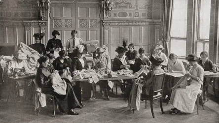Un incontro di cucito della Croce Rossa femminile al Claridge