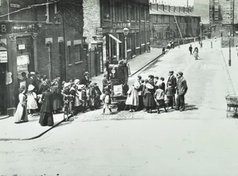 Un organista di strada a Putney, Londra, 1886