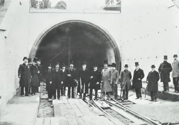 Tunnel di Blackwall: ispezione della parte subacquea da parte di dignitari, 1895