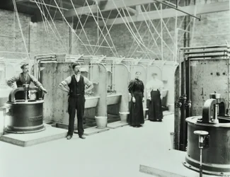 Boundary Street: interno della lavanderia, persone che lavorano con macchinari, Londra, 1897