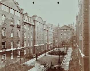 Bourne Estate: giardino formale nel cortile, Londra