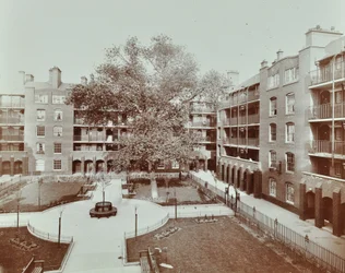 Edifici di Caledonian Road: vista del cortile, giardini e appartamenti, Londra
