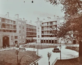 Edifici di Caledonian Road: vista del cortile, giardini e appartamenti, Londra