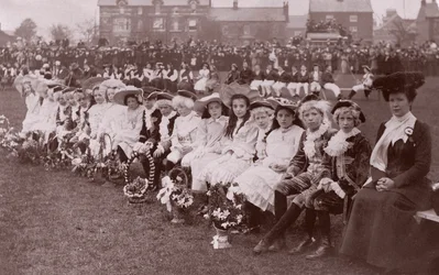 Bambini partecipanti a una competizione di costumi, c.1910 (fotografo in bianco e nero)
