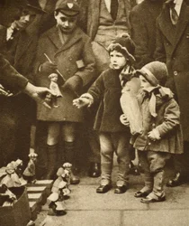 Bambini che si affollano intorno a un venditore ambulante, Holborn