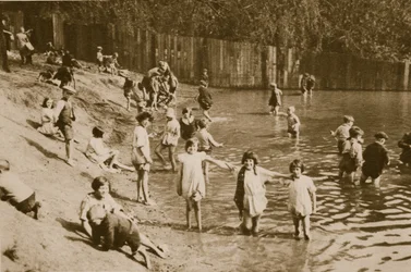 Bambini che giocano nello stagno di Hampstead
