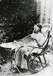 Christabel Pankhurst (1881-1969) che legge una copia di The Suffragette c.1905-14