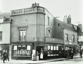 Deptford Broadway: scena di strada con facciate di negozi, Londra, 1897