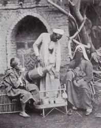 Servire caffè turco nelle strade del Cairo, Egitto