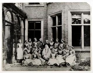 Florence Nightingale con Sir Harry Verney e Miss Crossland, al centro di un gruppo di infermiere a Claydon House, 1886