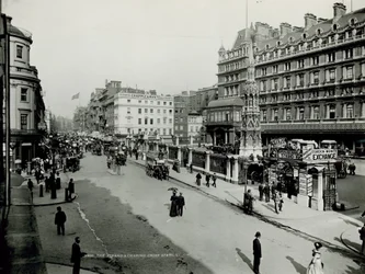 Vista generale lungo lo Strand con la stazione di Charing Cross