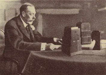 Giorgio V trasmette il suo Messaggio di Natale al Commonwealth e all