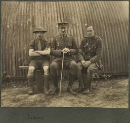 Gruppo di tre soldati fuori da una capanna Nissan, c.1914-18