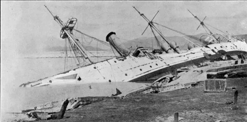H.M Sloop Phoenix spinta a riva dal tifone di Hong Kong, illustrazione da The Graphic, 27 ottobre 1906