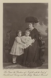 Sua Grazia la Duchessa di Norfolk con il Conte di Arundel e Surrey e Lady Rachael Howard (foto b/n)