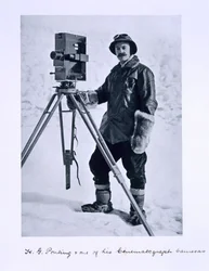 Herbert Ponting (1870-1935) con una cinepresa durante la spedizione Terra Nova (1910-13) al Polo Sud guidata dal Capitano Scott, 1910-12