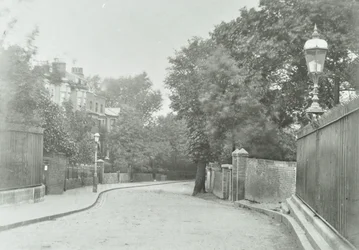 Highgate Archway: approccio orientale con vecchia lampada fissata alle ringhiere, 1896