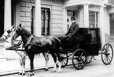 Carrozza trainata da cavalli fuori da 24 Gloucester Square, Hyde Park, Londra, c.1890