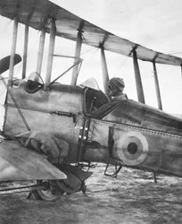 Come la guarnigione di Kut è stata alimentata da un aeroplano: pronta per il volo con sacchi di grano, da The Illustrated War News, 21 giugno 1916