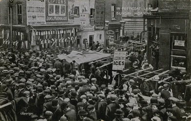 In Petticoat Lane, Londra, la domenica mattina